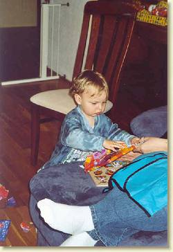 20051202-01 Een kado van sinterklaas uitpakken